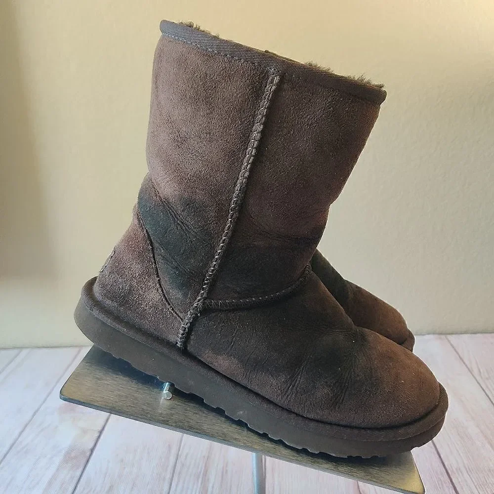 Ugg #5825 classic short boots sz 8
